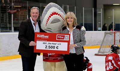 Mobel Hoffner Spendet 2 500 An Die Junghaie Kolner Eishockey Club Die Haie E V